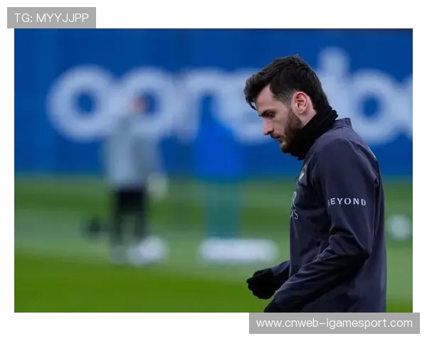 克瓦拉茨赫利亚恢复训练，出战巴萨欧冠关键战成疑